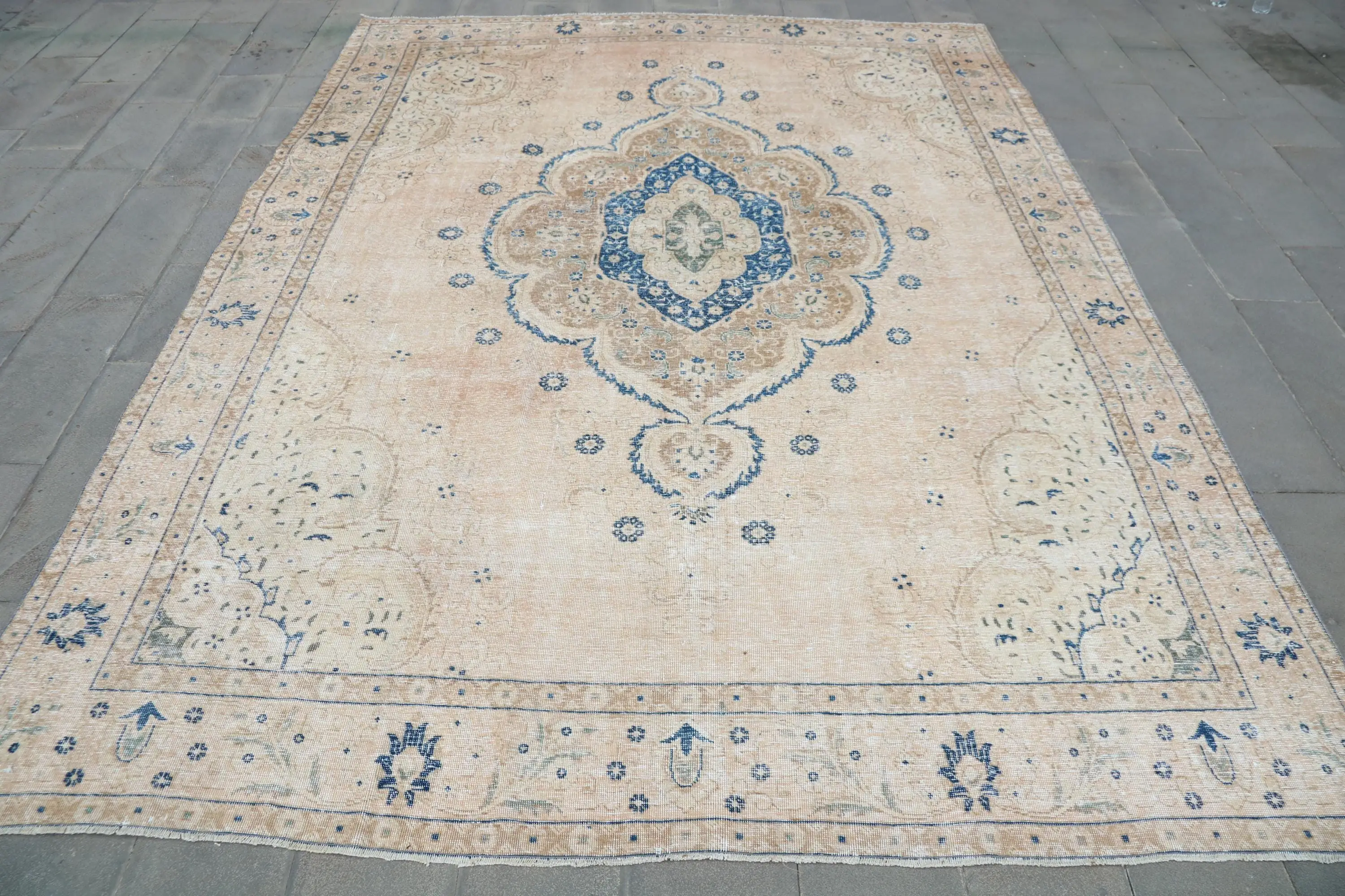Türkischer Vintage-Teppich, 9,7 x 12,7 Fuß (295 x 386 cm), blau-brauner Polka-Dot-Teppich - 1