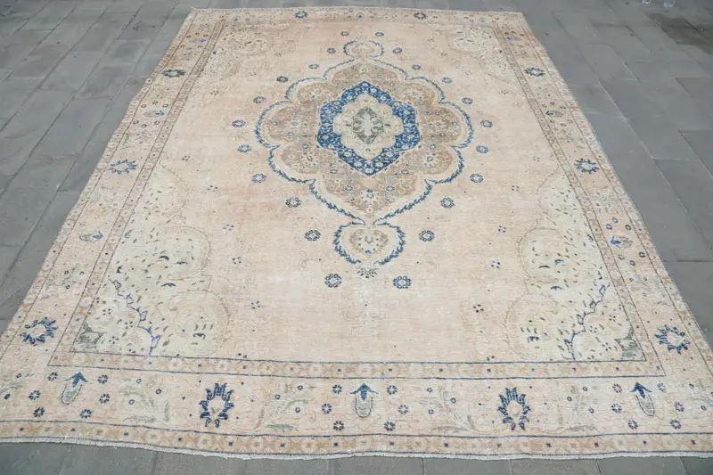 Lebendiger 9,7 x 12,7 Fuß großer Teppich, orange und blaue Punkte