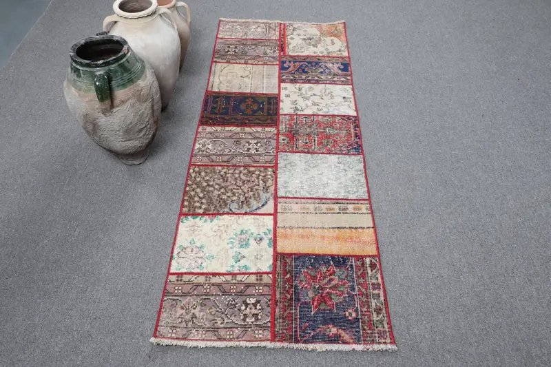 Türkischer Vintage-Läuferteppich, 70 x 184 cm, roter Oushak-Teppich mit Tiermuster - 1