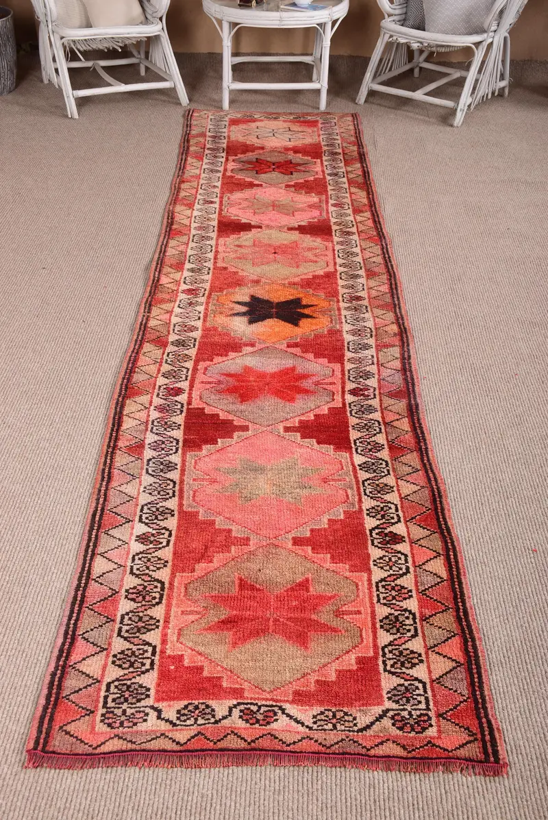 Alfombra Herki vintage de 2,7x11,2 pies, alfombra turca, alfombra de lana con estampado animal rojo - 1