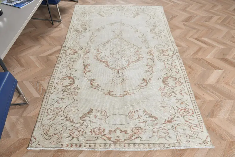 Zarif Bej ve Kahverengi Halı, 4,4x7,5 ft Puantiyeli Tasarım