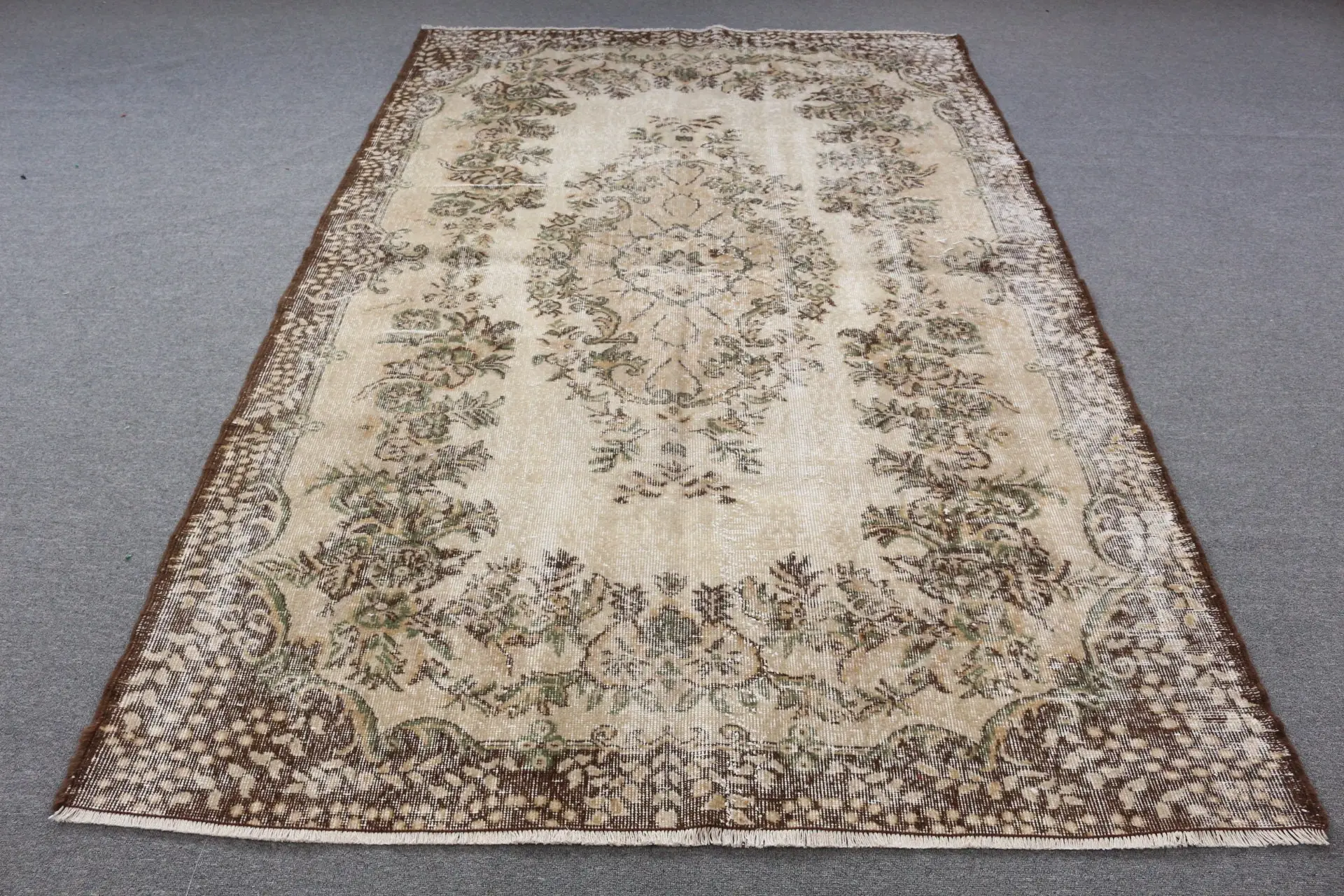 5,5x8,7 ft großer türkischer Teppich, Vintage brauner Tarnteppich - 1