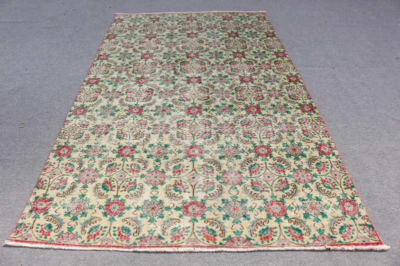 グリーン サウスウェスタン ラグ、5.7x9.6 フィート、レッド アクセント付き