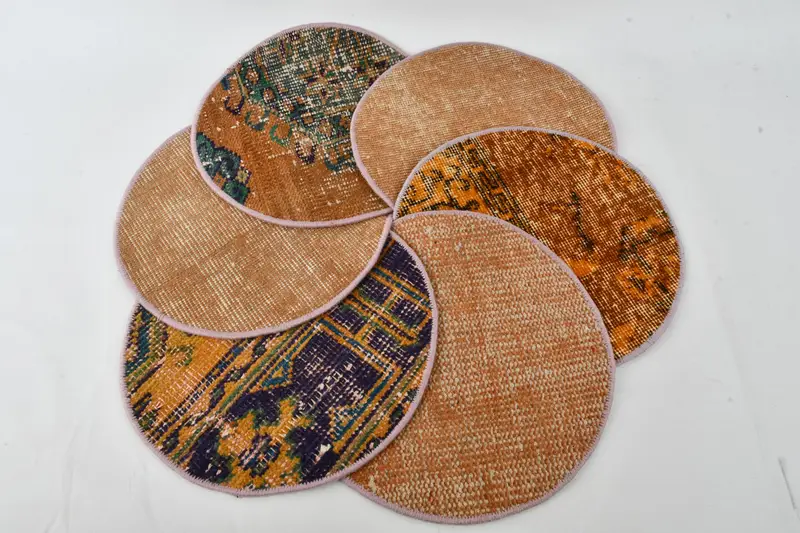 Zarif Turuncu ve Kırmızı Dokuma Servis Altlıkları, Dayanıklı ve Şık Masa Dekoru