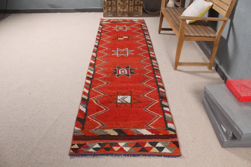 2,7 x 10,4 Fuß großer rot-gelber Blumenteppich mit Paisley-Muster