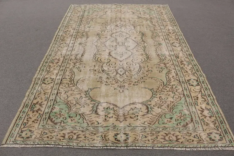 Brauner und grüner Teppich, 9,7 x 9,74 Fuß, gestreiftes geometrisches Design