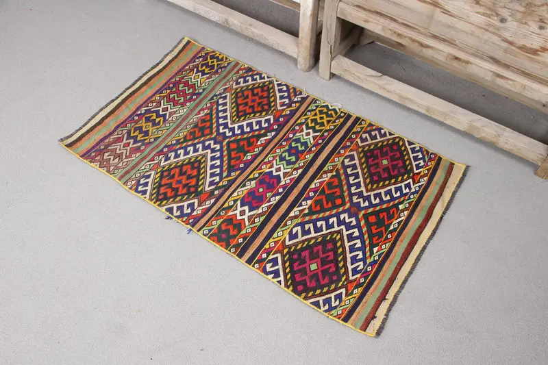 Vintage Türk Küçük Halısı 2x3,4 ft (61x105 cm), Kırmızı Kamuflaj Kilim - 1