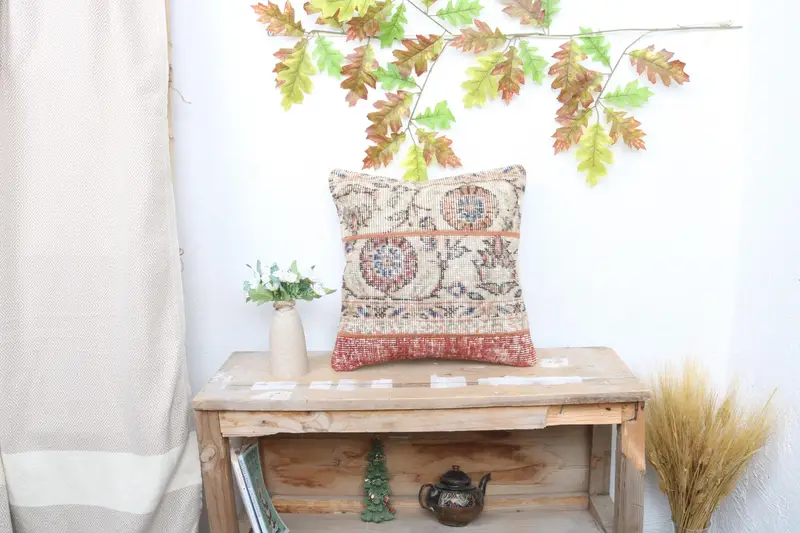 Beige & braunes Patchwork-Wurfkissen, handgefertigtes besticktes Kissen