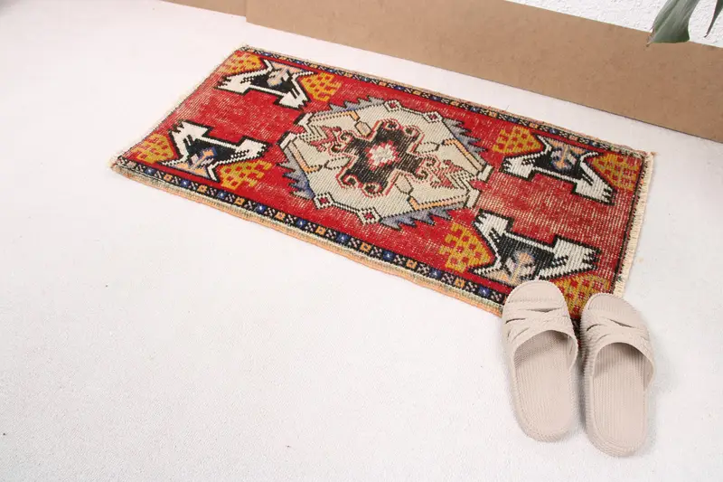 Türkischer Vintage-Teppich, 1,6 x 3,1 Fuß kleiner Teppich, rot-blau karierter Wollteppich - 1