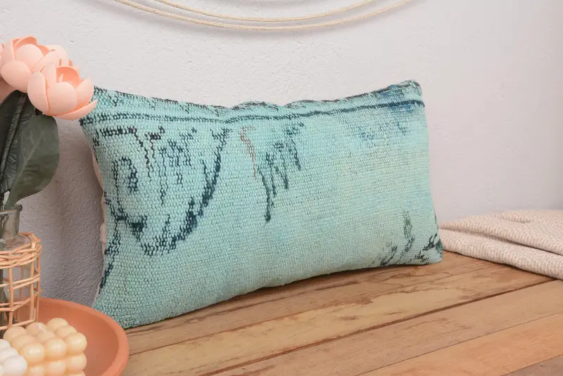 Handgefertigtes besticktes Kissen, grünes und lila Vintage-Rechteckkissen