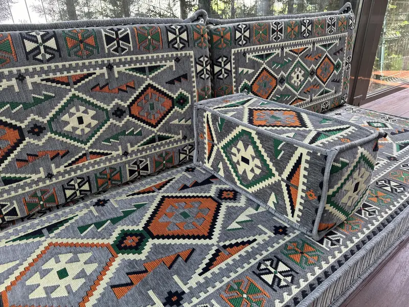 Gri kanepe, osmanlı zemin oturma, geleneksel zemin kanepe, u şeklindeki zemin yastığı, kesit zemin oturma, Kilim desen yastığı, ev dekorasyonu, - 7