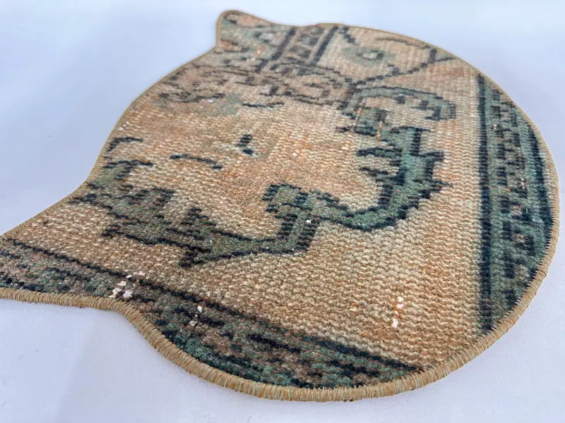 Charming Cat-Shaped Pet Pad, Colorful Vintage Kilim for Comfortable Cat Retreats - 3
