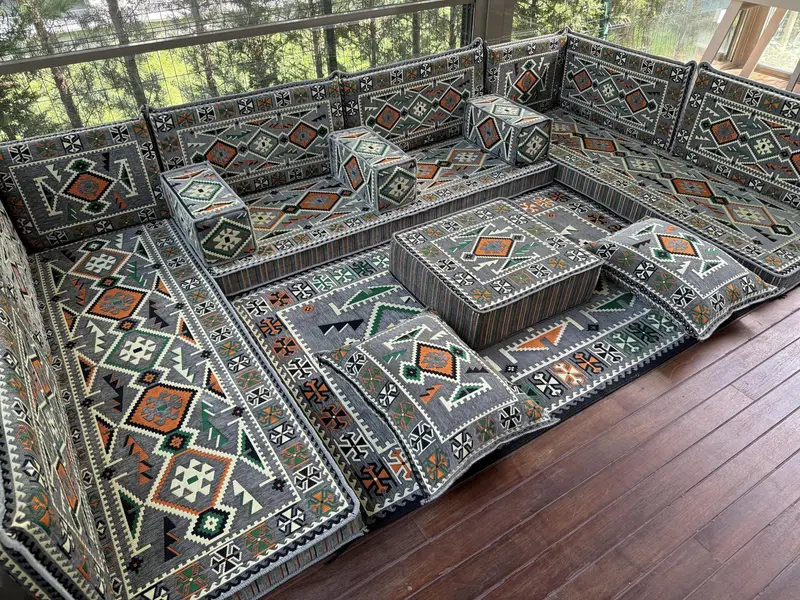 Gri kanepe, osmanlı zemin oturma, geleneksel zemin kanepe, u şeklindeki zemin yastığı, kesit zemin oturma, Kilim desen yastığı, ev dekorasyonu, - 1