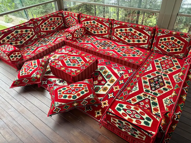 U şeklindeki zemin yastığı, kesit zemin oturma, Osmanlı zemin oturma, geleneksel zemin kanepesi, Kilim desen yastığı, ev dekorasyonu, - 1