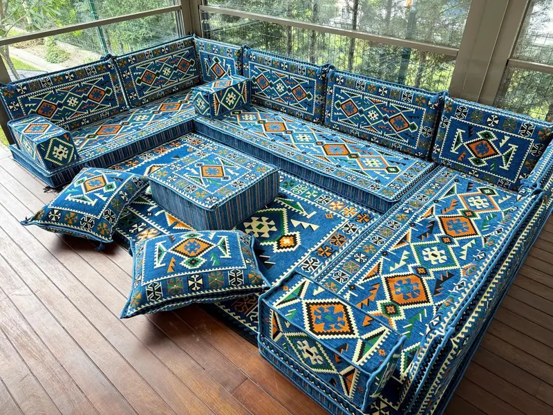 Geleneksel zemin kanepesi, Osmanlı zemin oturma, u şeklindeki zemin yastığı, kesit zemin oturma, Kilim desen yastığı, ev dekorasyonu, - 1