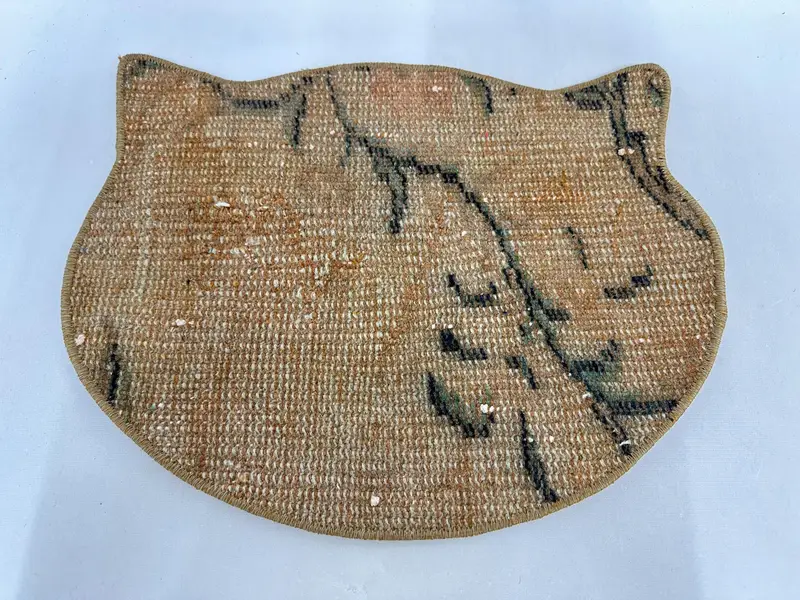 Sustainable Cat Head Pet Mat, Soft Vintage Kilim Design for Happy Cats - 1