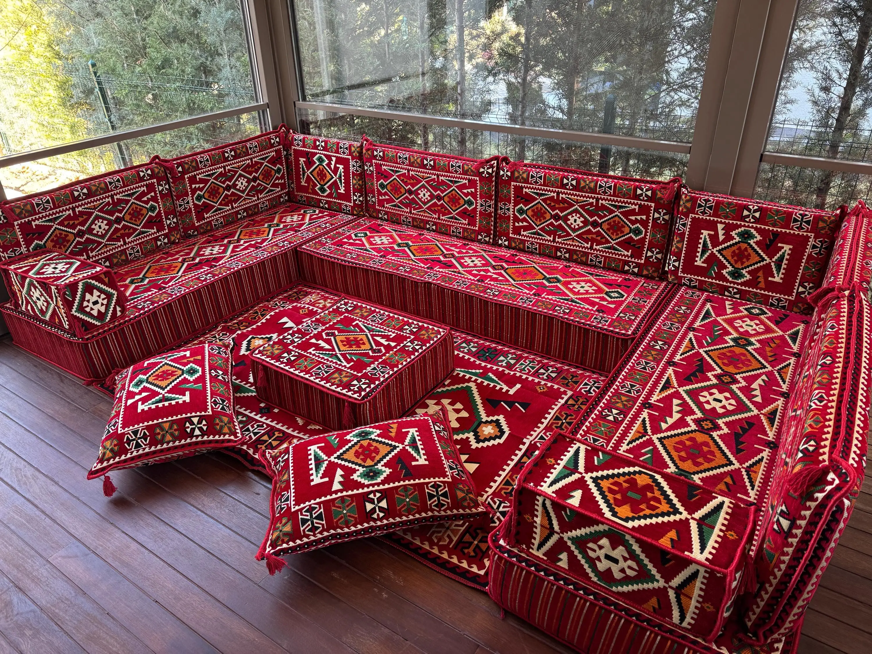 Sitzgelegenheiten des Schnittbodens, Majlis-Sitzgelegenheiten, Wohnungssofa-Set, osmanische Sitzplätze, traditionelles Bodensofa, U-förmige Bodenkissen, - 1