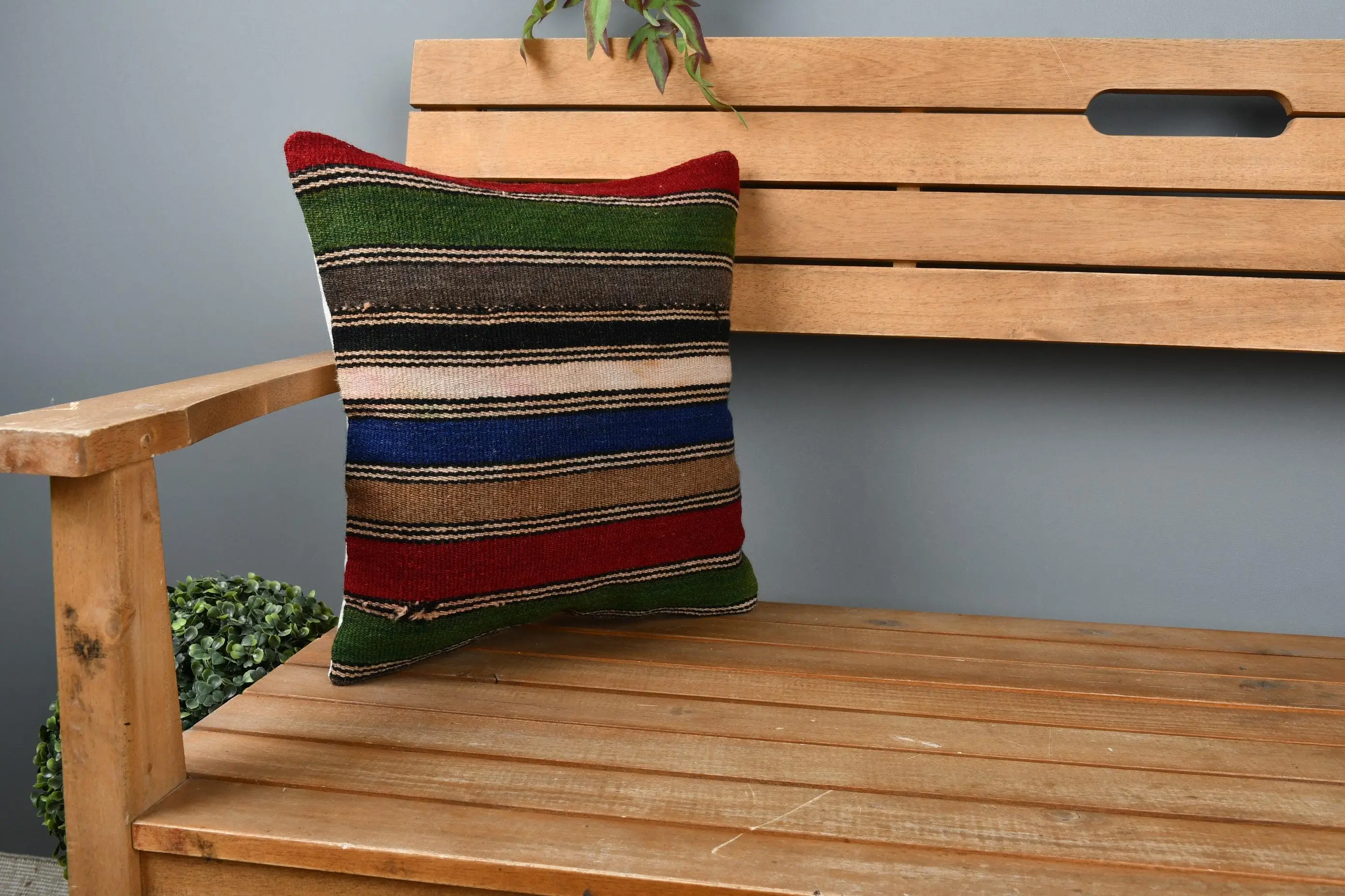 Kırmızı ve yeşil çizgili dekoratif yastık, 14x14 inç büyüklüğünde yastık - 1