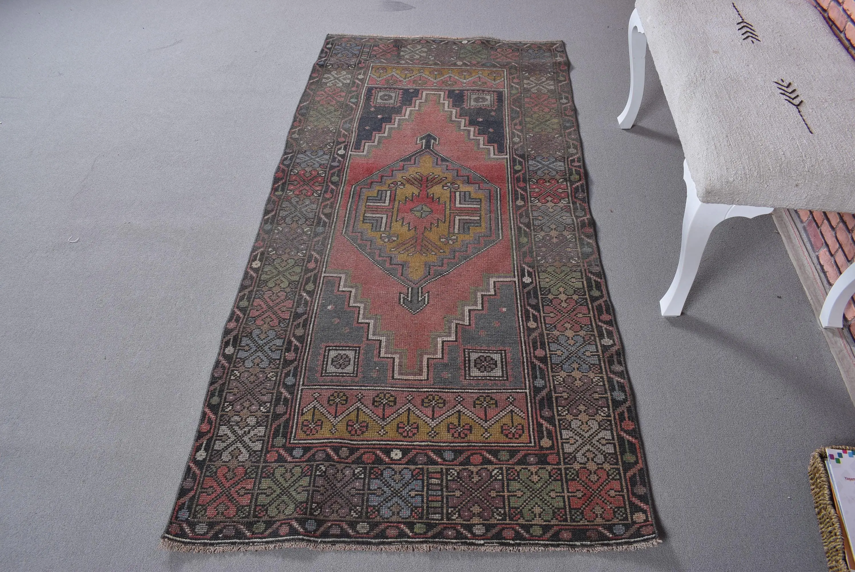 Türk Vintage Halı, 3.2x6.6 ft Halı, Kırmızı Vurgulu Çizgili Halı - 1