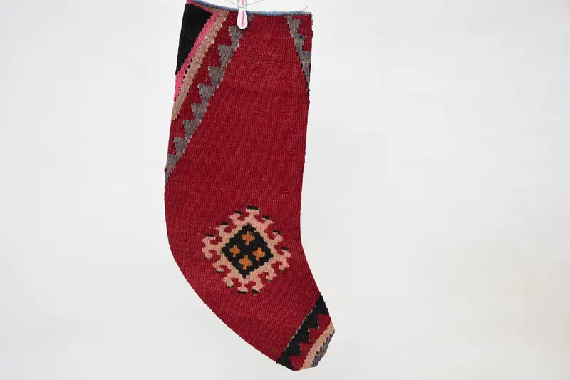 Roter und rosa Weihnachtsstrumpf mit Ornamenten, festlicher Weihnachtsstrumpf