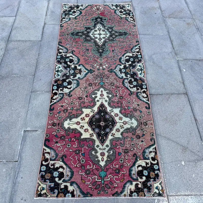 Vintage-Akzentteppich 2,5 x 6,1 Fuß (75 x 187 cm), türkischer Oushak-Teppich mit roten Pflanzen und Bäumen - 1