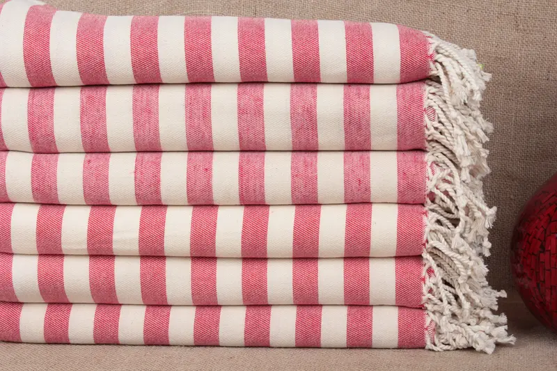 Toalla de playa de algodón orgánico a rayas rojo-crema, 38 x 67 pulgadas
