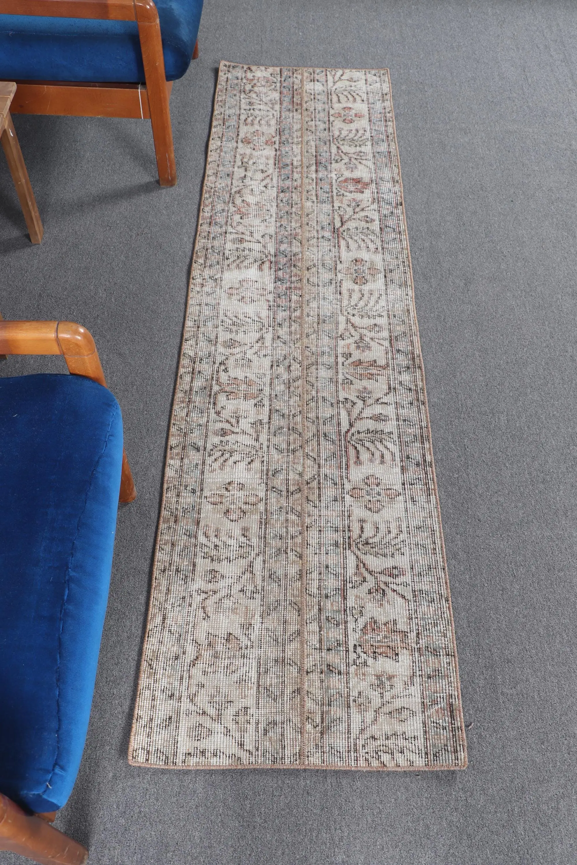 Vintage türkischer Teppich 1,8x6,8 ft (56x208 cm), brauner Teppich mit Pflanzen und Bäumen - 1