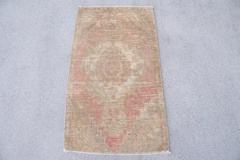 Elegant Beige Rug with Pink Floral Patterns, 1.5x2.6 ft
