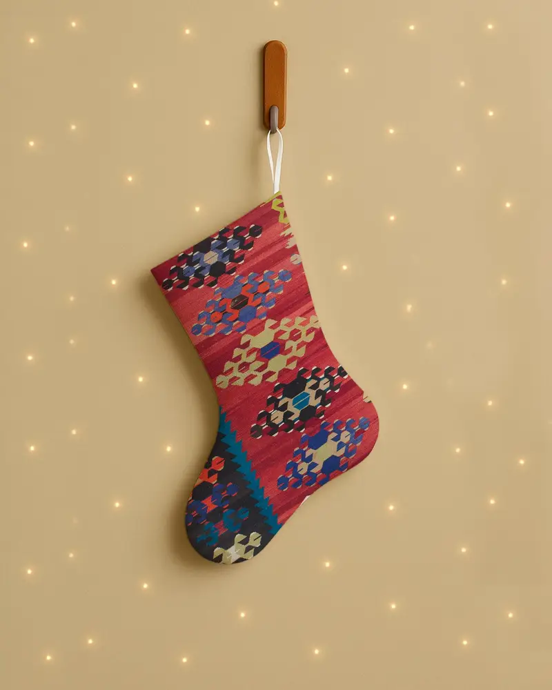 Medias navideñas rojas festivas con adornos de bronce, decoración navideña