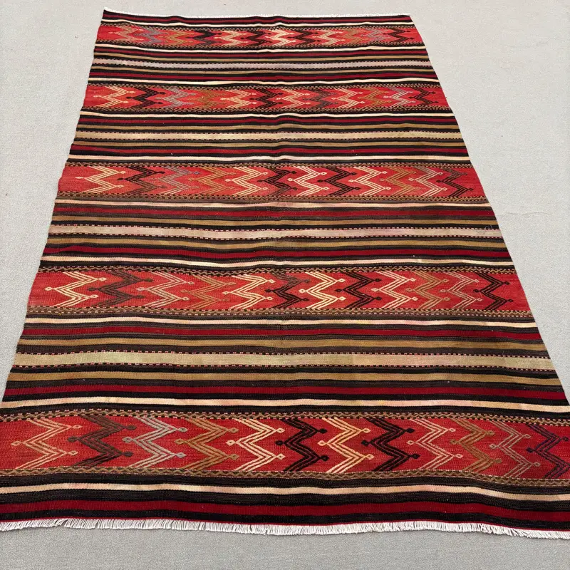 Red and Black Floral Rug, 4,8x7,5 ft Chic Decor