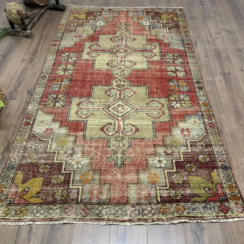 エレガントなレッド&グリーンのペルシャ絨毯、4.7x7.9フィート