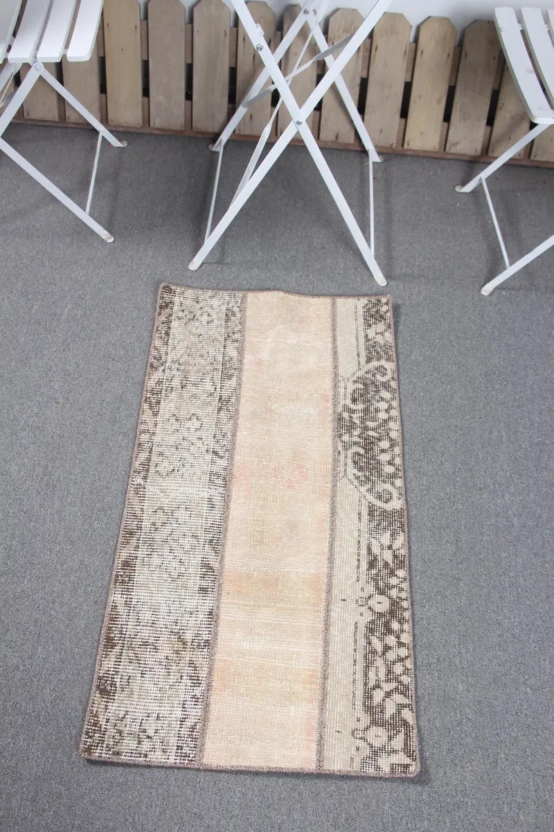 Green Geometric Rug, 1,7x3,3 ft with Floral Motifs