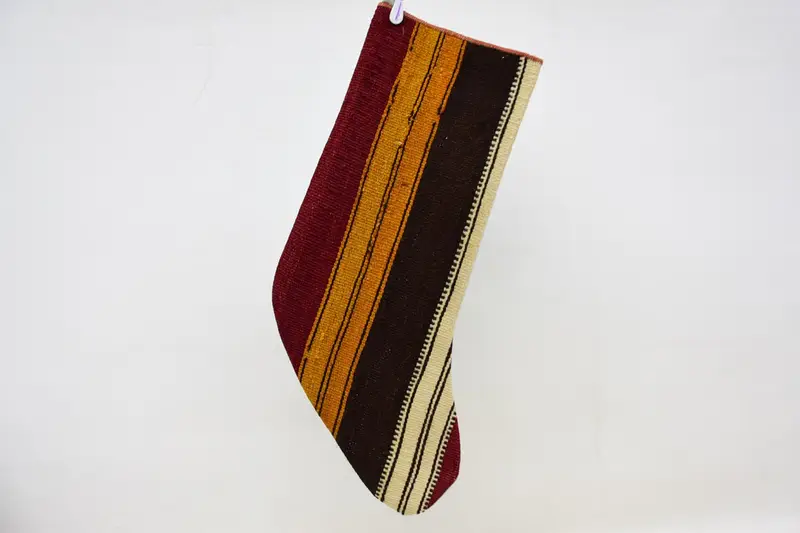 お祝いの赤とオレンジのクリスマスオーナメントストッキング、居心地の良いホリデーデコレーション