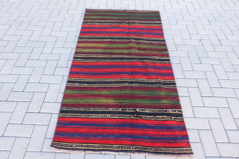 Alfombra Kilim vintage de 3,2x6,3 pies, alfombra turca, alfombra de lana de lunares rojos - 1