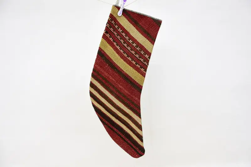 Calcetín navideño rojo con adornos beige, calcetín de 9 pulgadas de ancho