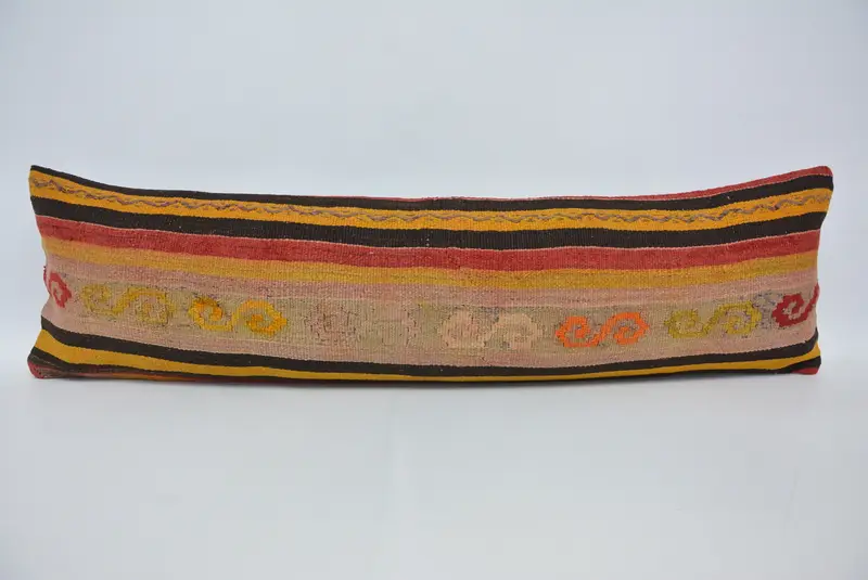 Braun und rot besticktes Wurfkissen, vielseitiges Dekokissen