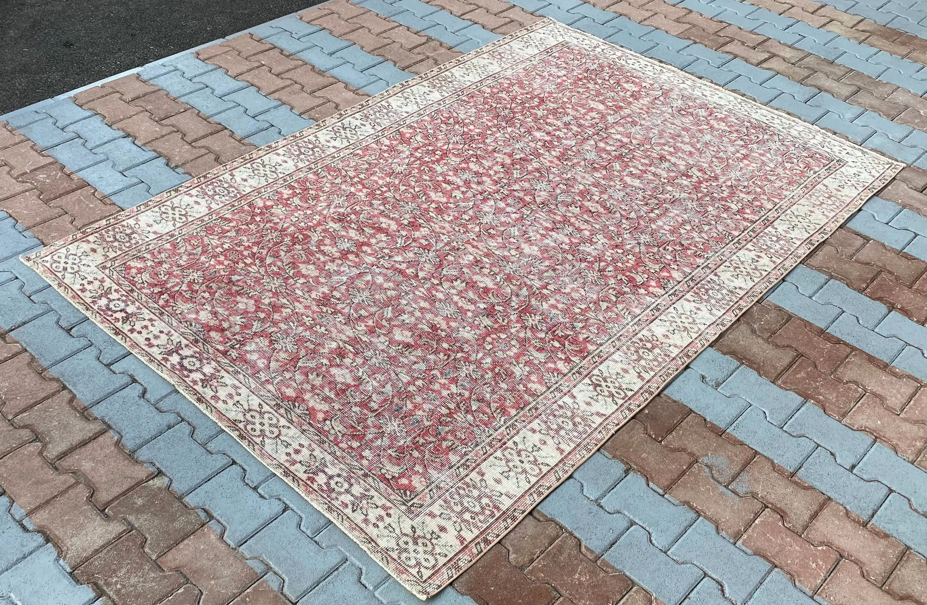 Vintage Turkish Rug 5.6x8.5 ft (171x260 cm), Red Floral Wool Rug - 1
