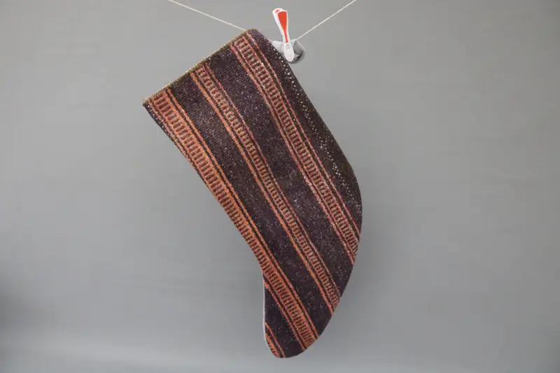 Patrón de adorno festivo, calcetín navideño naranja y morado de 9 pulgadas de ancho