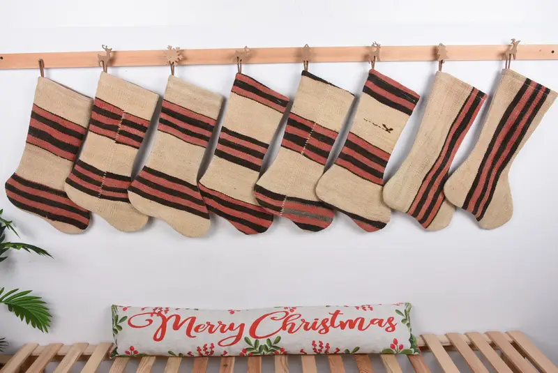 Media de adorno navideño beige, media festiva de 8 pulgadas de ancho