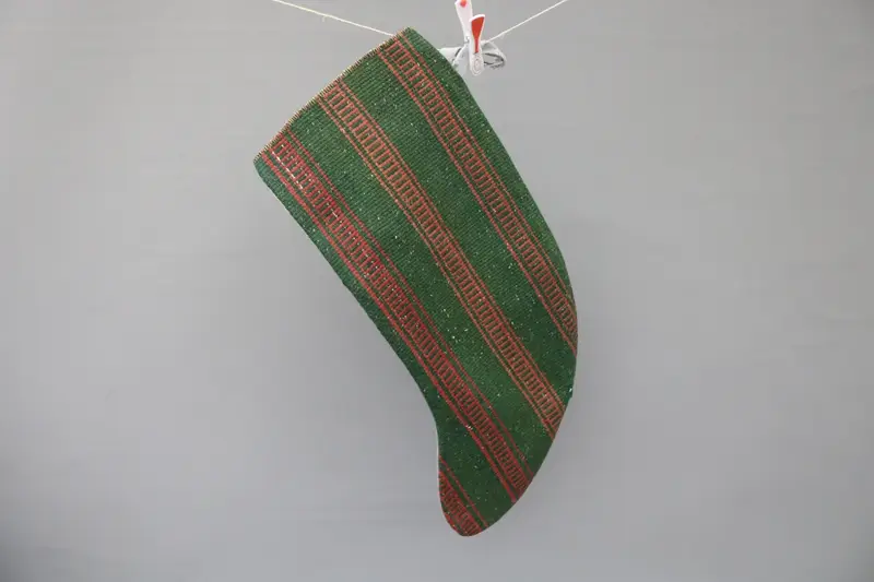 Kahverengi ve Yeşil Noel Süsleri Çorabı, Şenlikli Tatil Dekoru