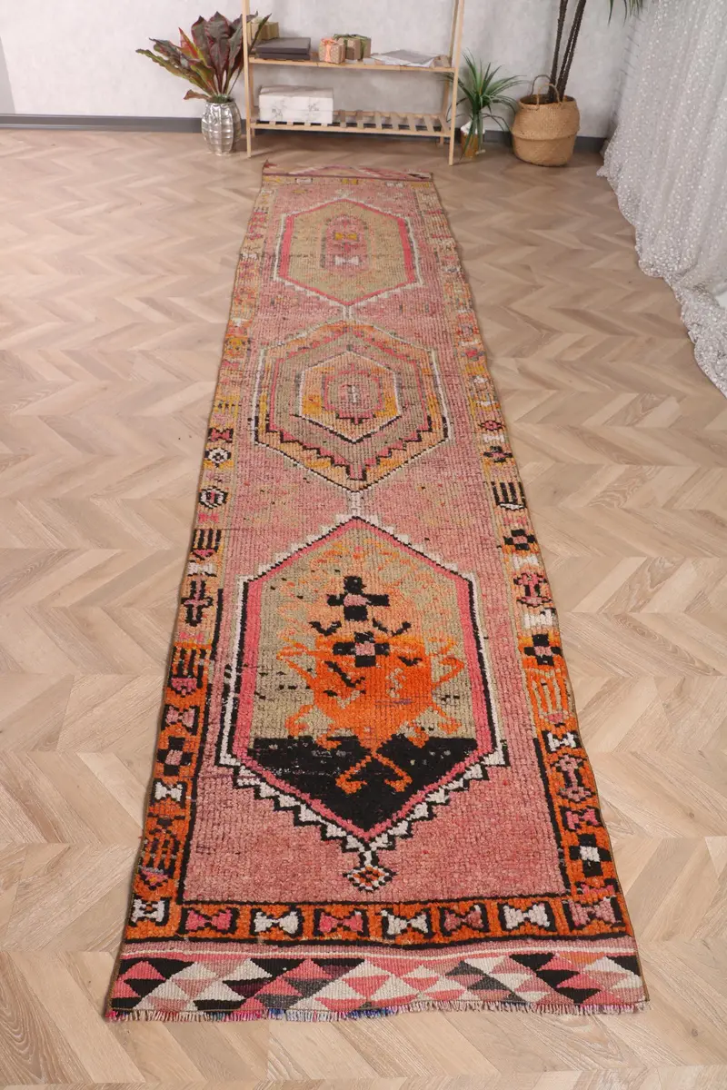 Türk Vintage Herki Runner Halı 2.7x12.7 ft, Kırmızı Kareli Halı - 1