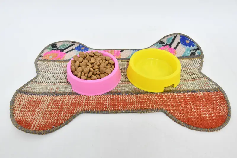 Şık Kırmızı ve Bej Kemik Pedi, Kaymaz Emici Köpek Matı