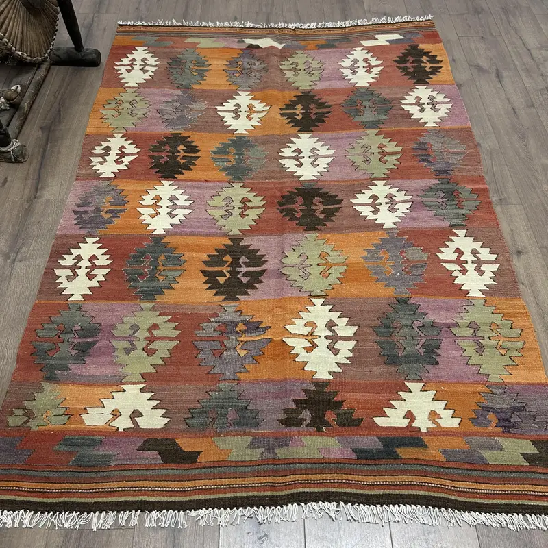 エレガントなオレンジとベージュのラグ、4.7x6.8フィートのボーダーデザイン