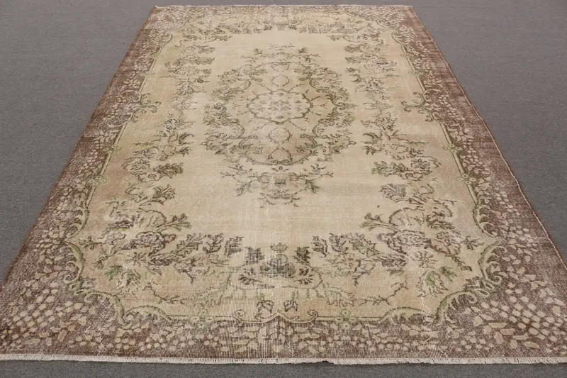 Beiger marokkanischer Teppich, 9,8 x 9,81 Fuß, elegantes beige-braunes Dekor