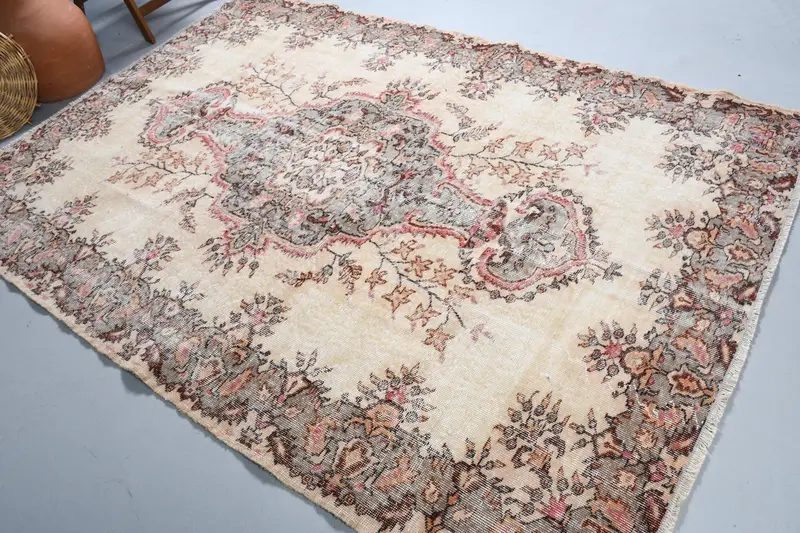 Türk Vintage Büyük Halı 6x8.5 ft, Gri Pembe Çiçekli Yün Halı - 1