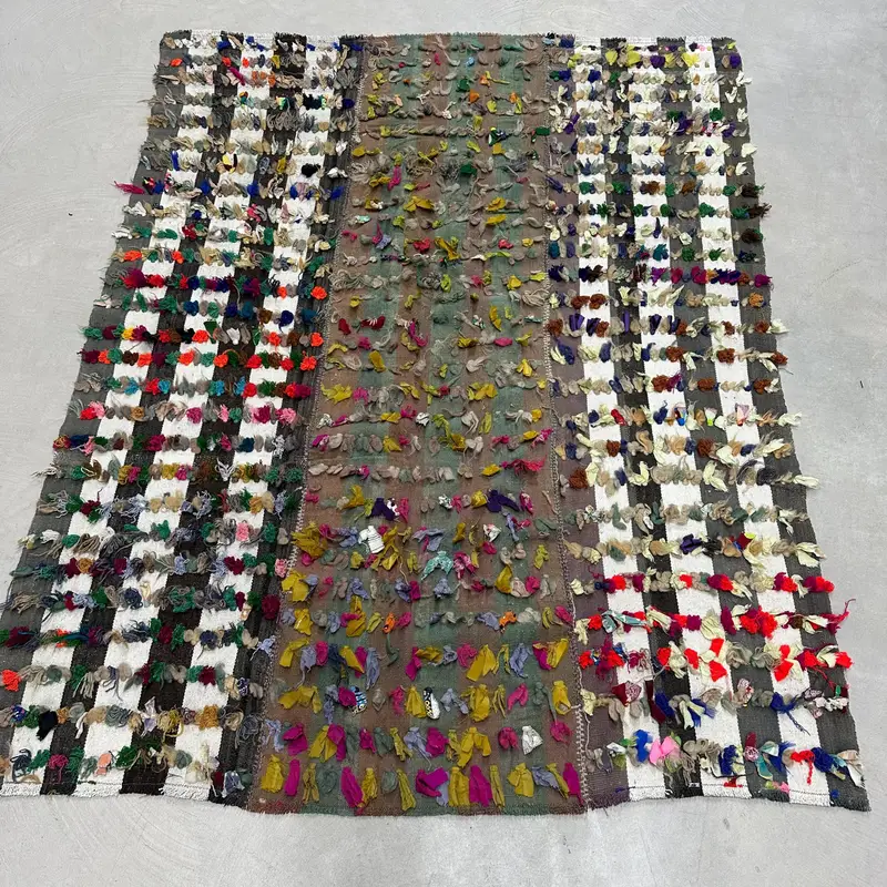 Zarif Yeşil ve Bej Halı, 4,8x5,9 ft Bordürlü Tasarım