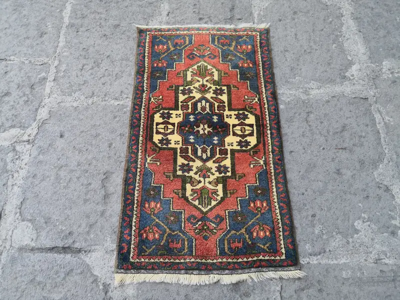 手作りのレッド&ブロンズ長方形ラグ、55x100 cmの小さなラグ