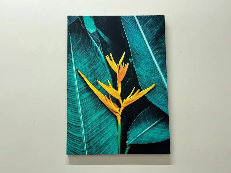 トロピカルグリーンとイエローの葉がプリントされたキャンバス - 鮮やかな装飾