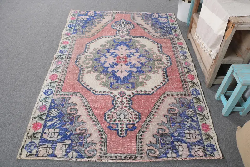 Roter Teppich mit Tiermuster, 4,4 x 6,5 Fuß mit violetten Akzenten