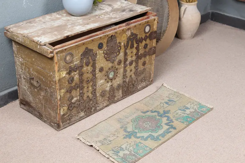 Brauner Ikat-Teppich, 1,2 x 2,6 Fuß mit grünen Akzenten